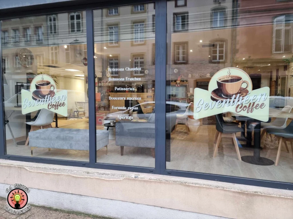 Stickers et panneau publicitaire professionnel conçus par RG Graphisme, pour une communication visuelle efficace et impactante.