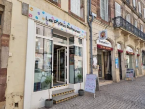 Stickers et panneau publicitaire professionnel conçus par RG Graphisme, pour une communication visuelle efficace et impactante.