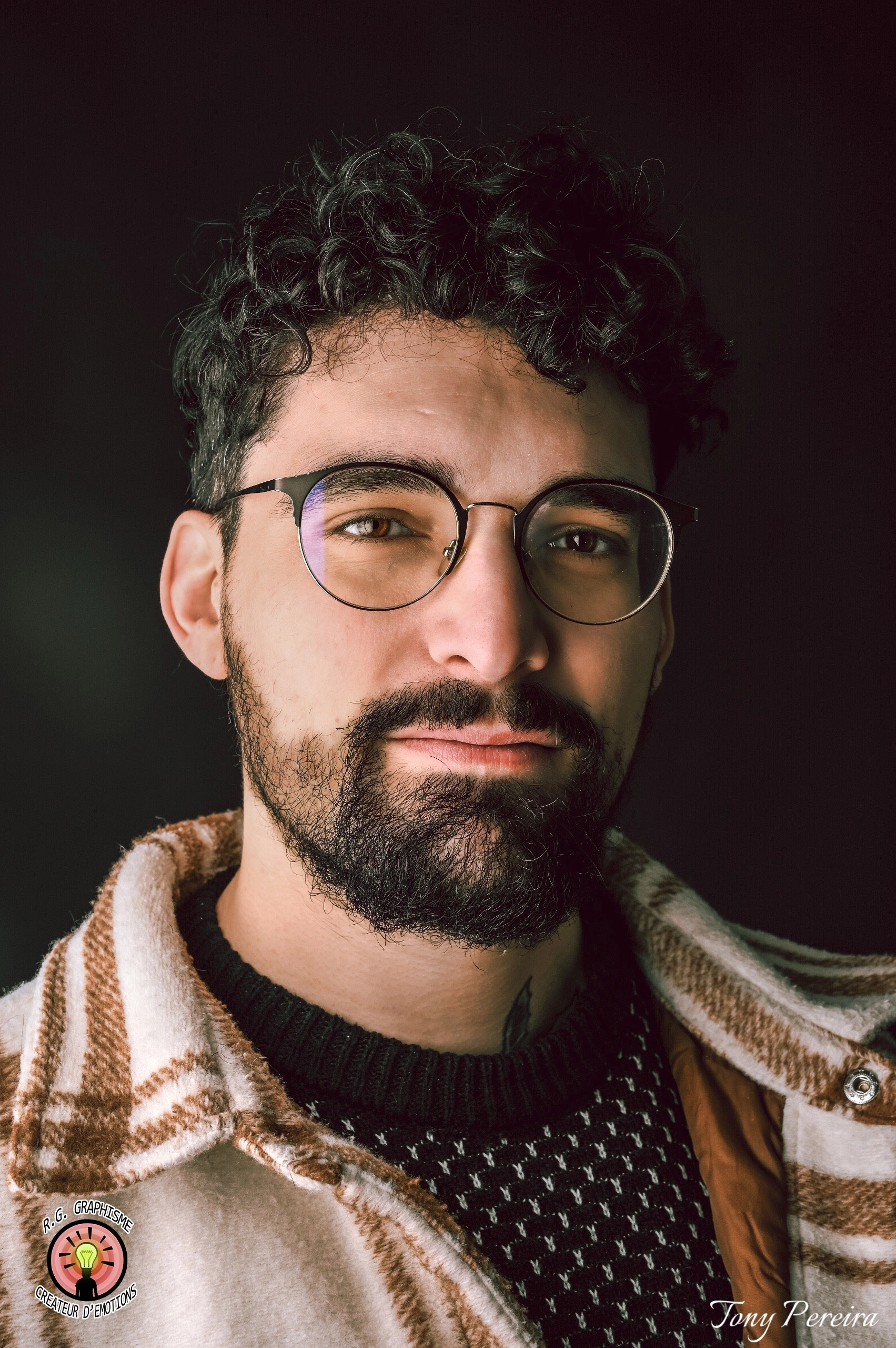 Portraits individuels des co-workers illustrant professionnalisme et collaboration.