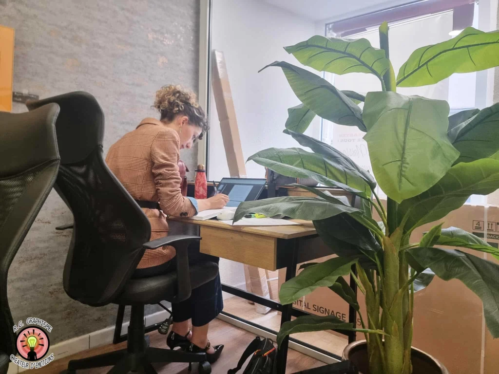 Photo montrant des co-workers concentrés en plein travail dans un espace de co-working, illustrant productivité et collaboration.