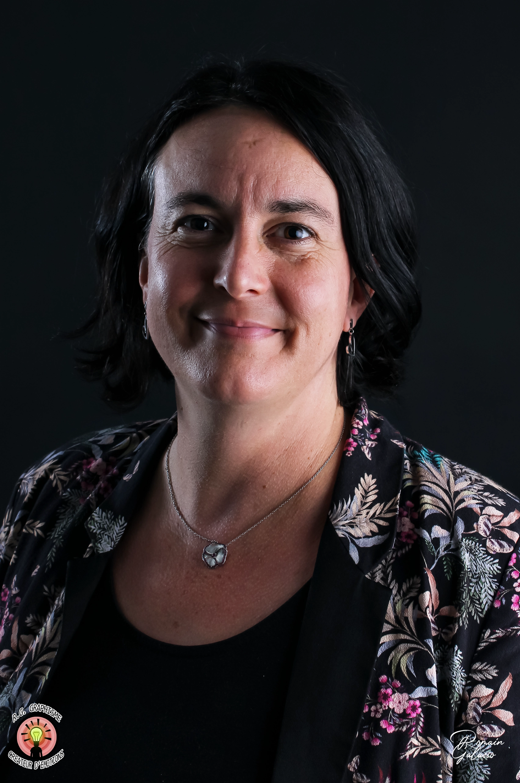 Portraits individuels des co-workers illustrant professionnalisme et collaboration.