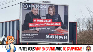 Stickers et panneau publicitaire professionnel conçus par RG Graphisme, pour une communication visuelle efficace et impactante.