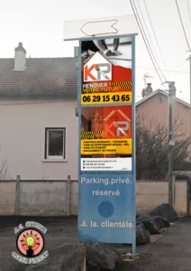 Stickers et panneau publicitaire professionnel conçus par RG Graphisme, pour une communication visuelle efficace et impactante.