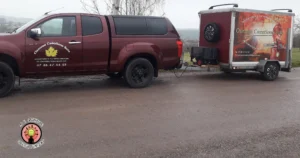 Texte alternatif (Alt text) Stickers et panneau publicitaire professionnel conçus par RG Graphisme, pour une communication visuelle efficace et impactante.