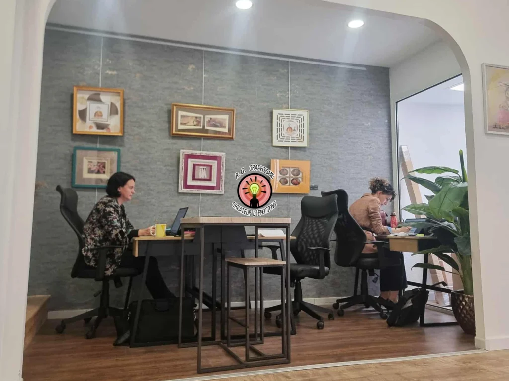 Photo montrant des co-workers concentrés en plein travail dans un espace de co-working, illustrant productivité et collaboration.