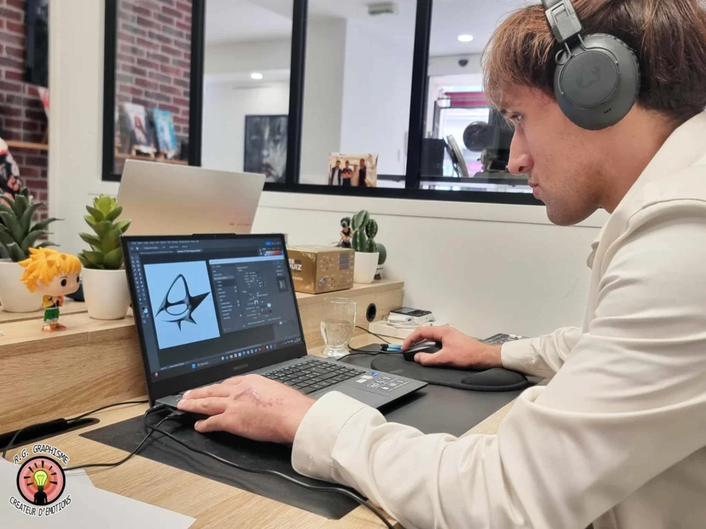 Photo montrant des co-workers concentrés en plein travail dans un espace de co-working, illustrant productivité et collaboration.