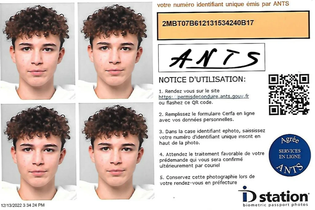 Exemple de plaquette conçue par RG Graphisme, présentant les services de photos d’identité conformes aux logiciels ANTS et E-photo, avec QR code inclus.