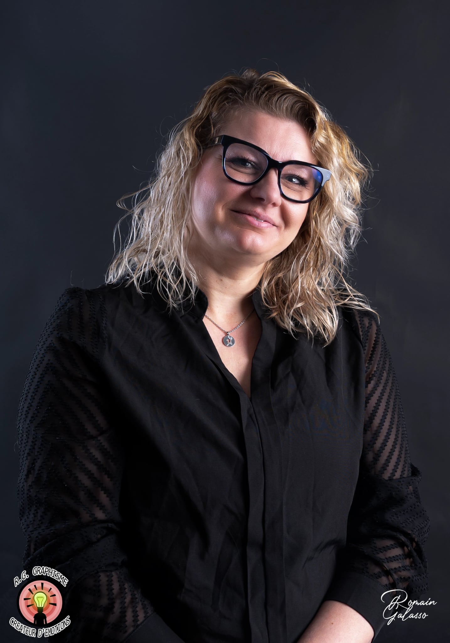 Portraits individuels des co-workers illustrant professionnalisme et collaboration.