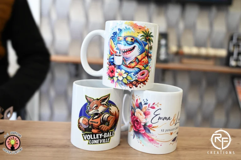 Série de mugs personnalisés en sublimation réalisés dans l'espace coworking et impression de RG Graphisme.