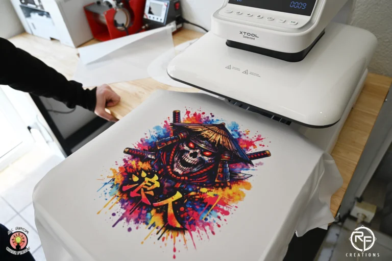 Utilisation d'une presse à chaud professionnelle pour l'impression de t-shirts personnalisés dans l'atelier de Lunéville.
