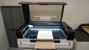 Machine de découpe et gravure laser professionnelle Xtool en fonctionnement chez RF Créations.