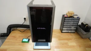 Graveuse laser haute précision pour le marquage d'objets personnalisés - RF Créations.