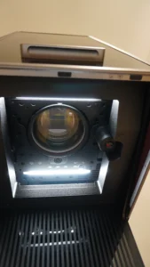 Détail technique de la lentille laser Xtool pour une gravure d'une finesse extrême.